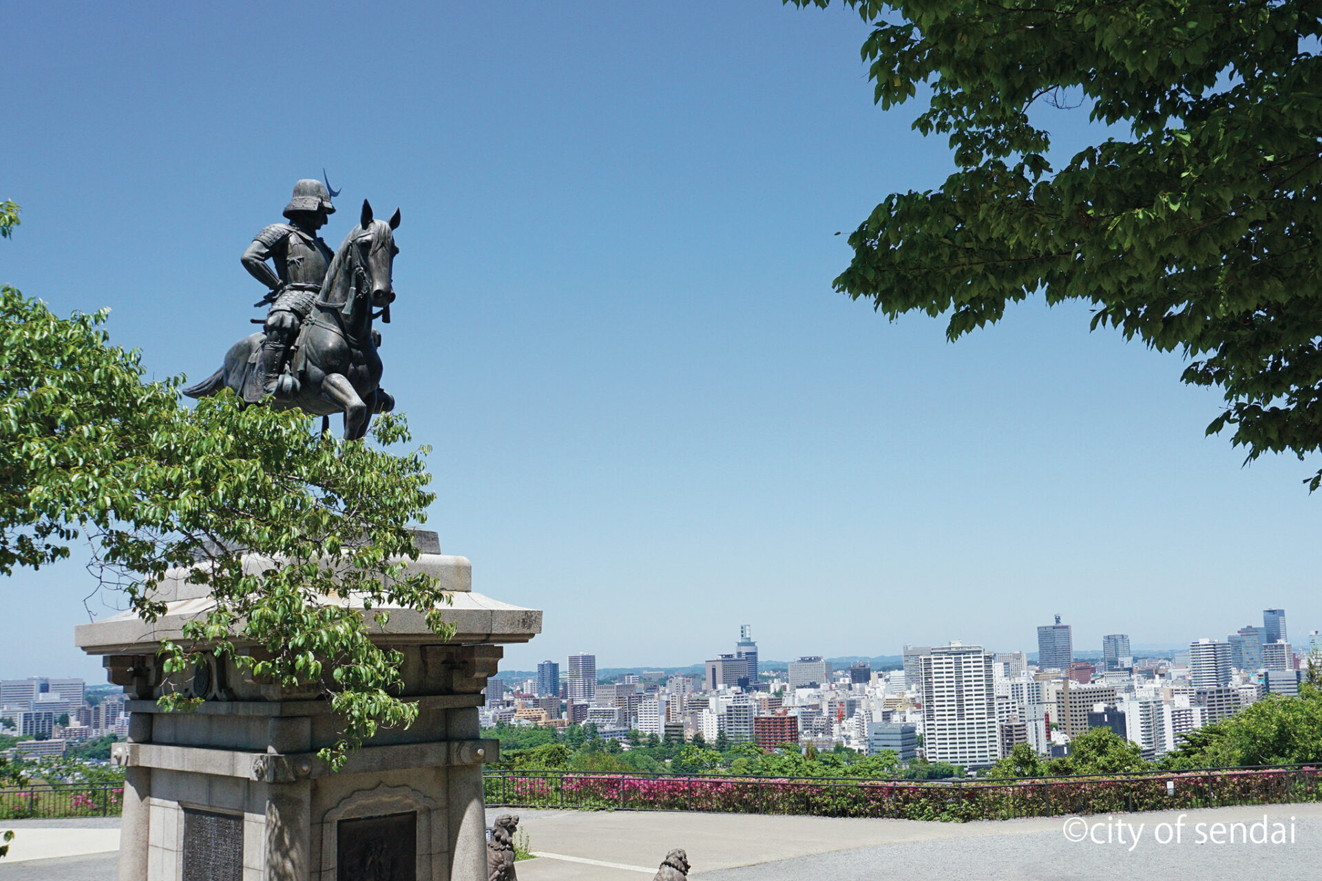 仙台市街を見おろす伊達政宗公騎馬像