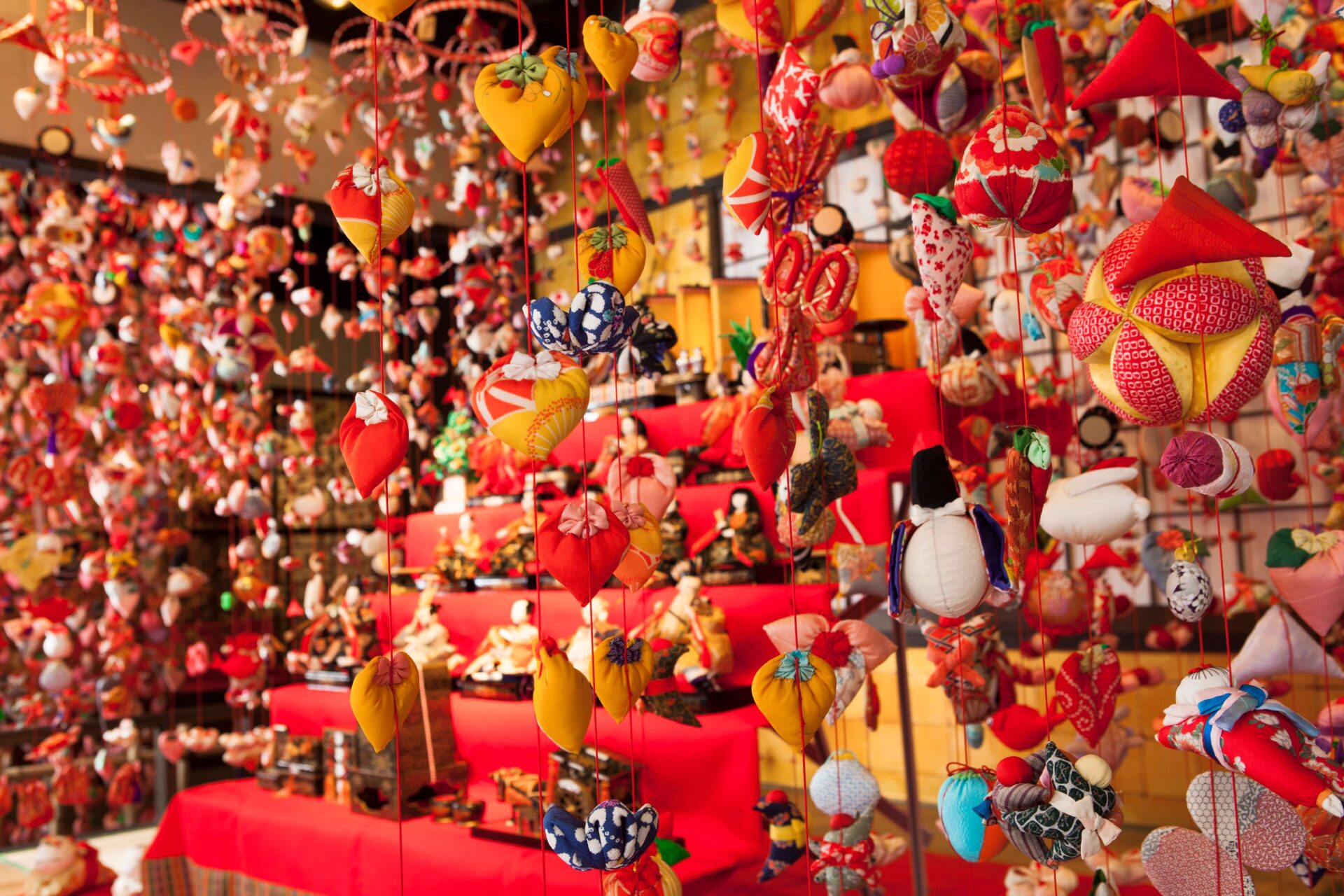 雛祭りの時雛段の両脇に人形を飾る「雛のつるし飾り」