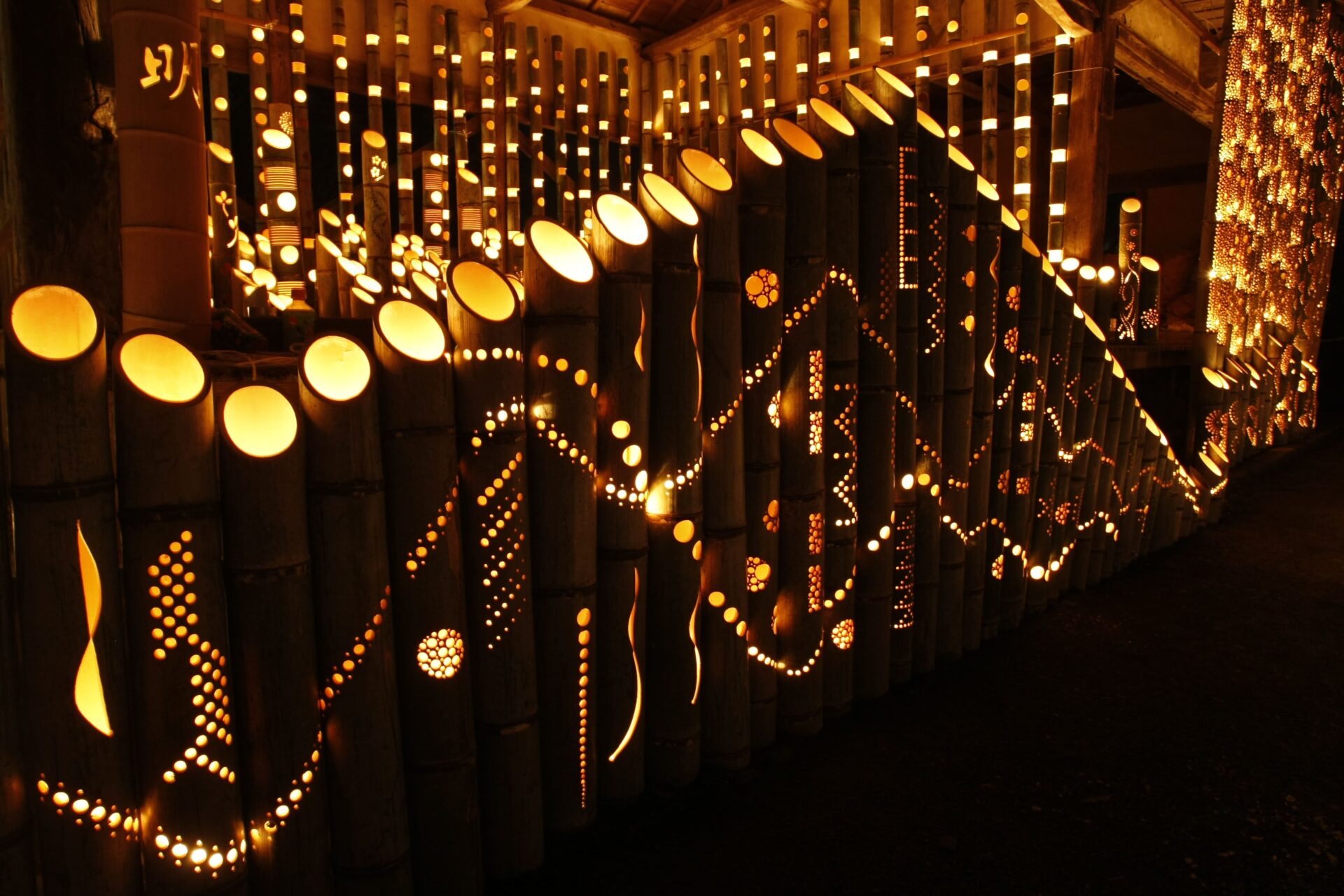 年末年始に明かりを灯す清水寺の竹灯篭