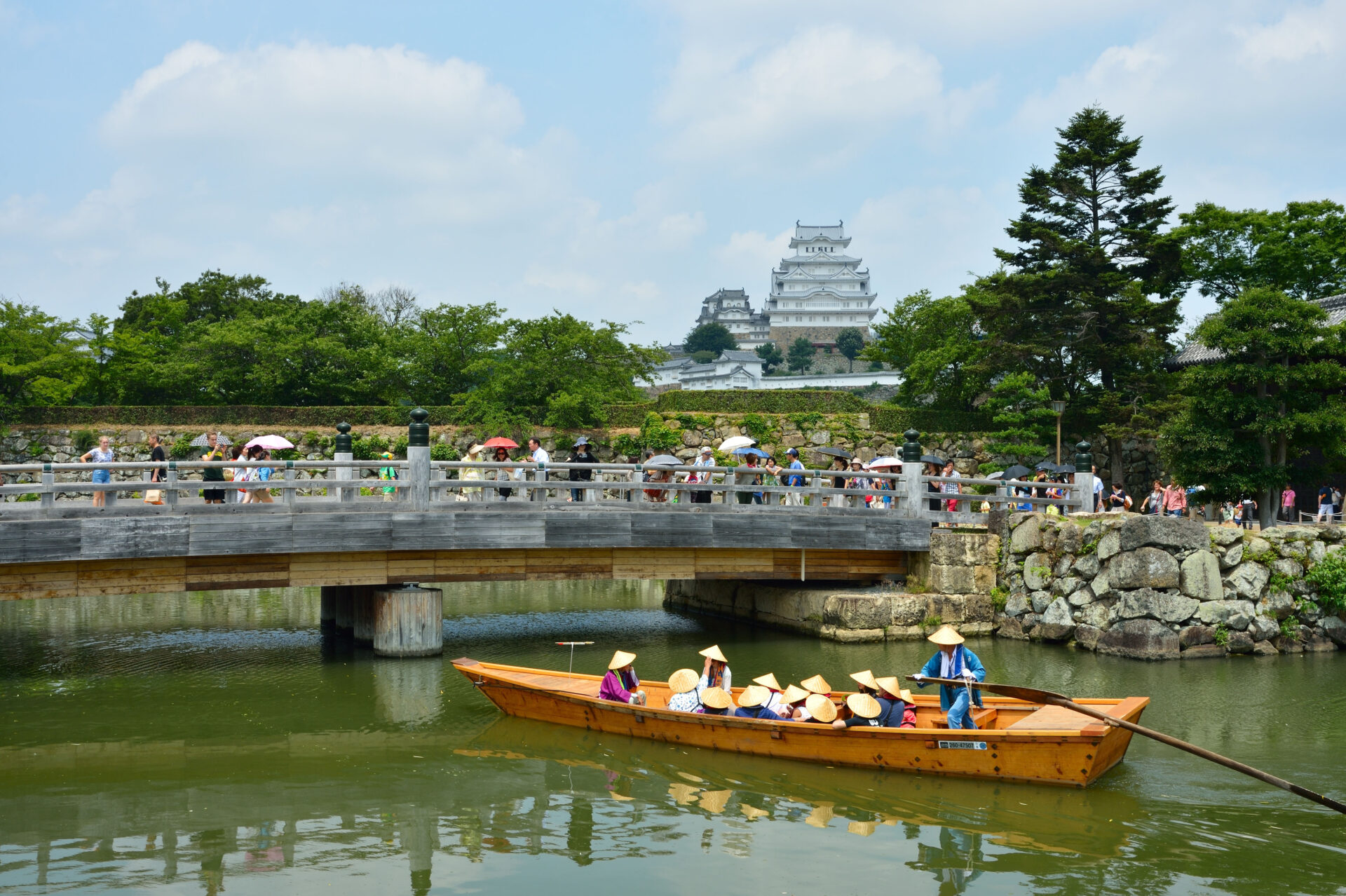 内堀を巡る観光和船と姫路城