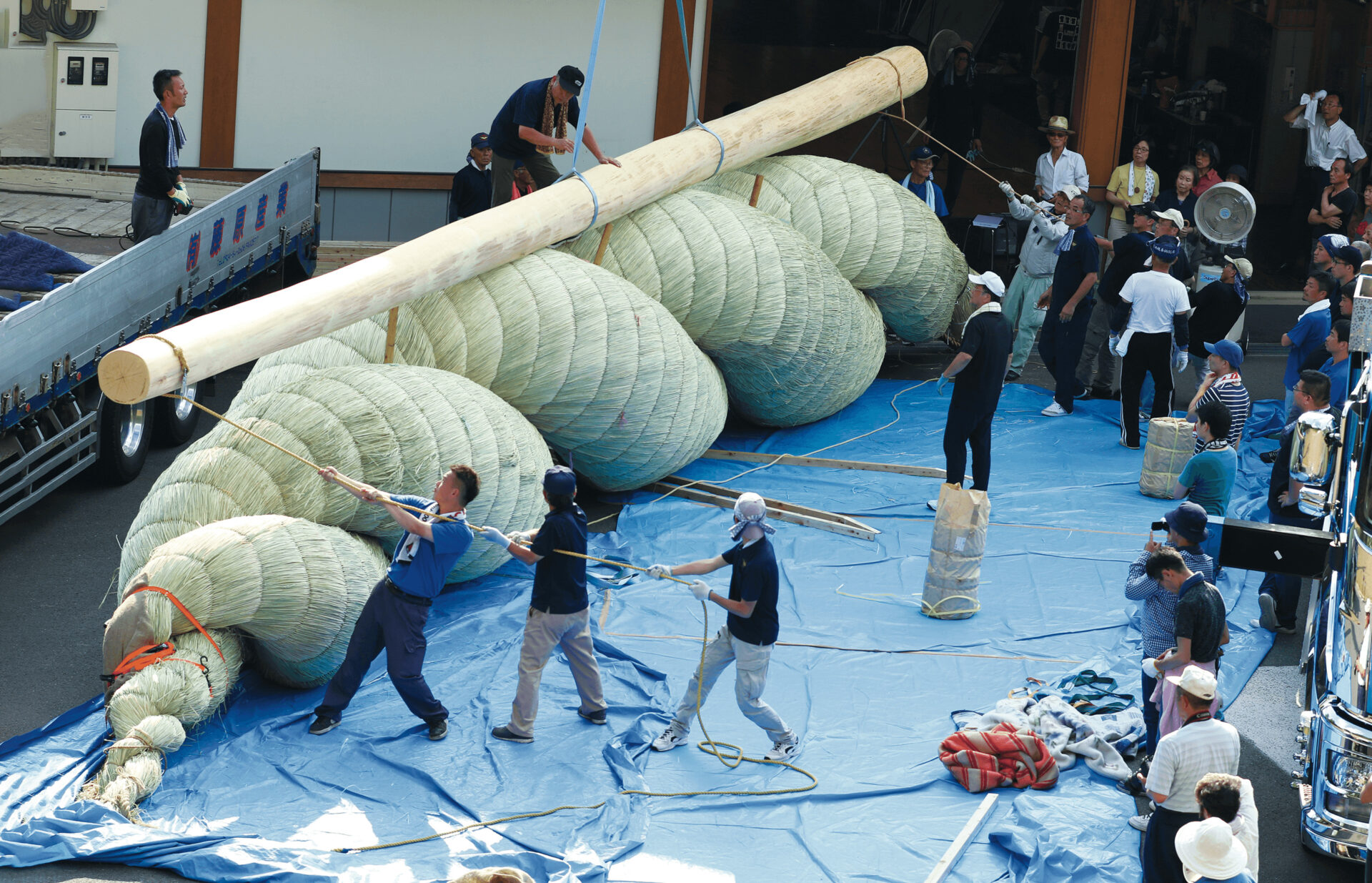 日本一大きなしめ縄「出雲大社神楽殿の大しめ縄」を制作する町民たち