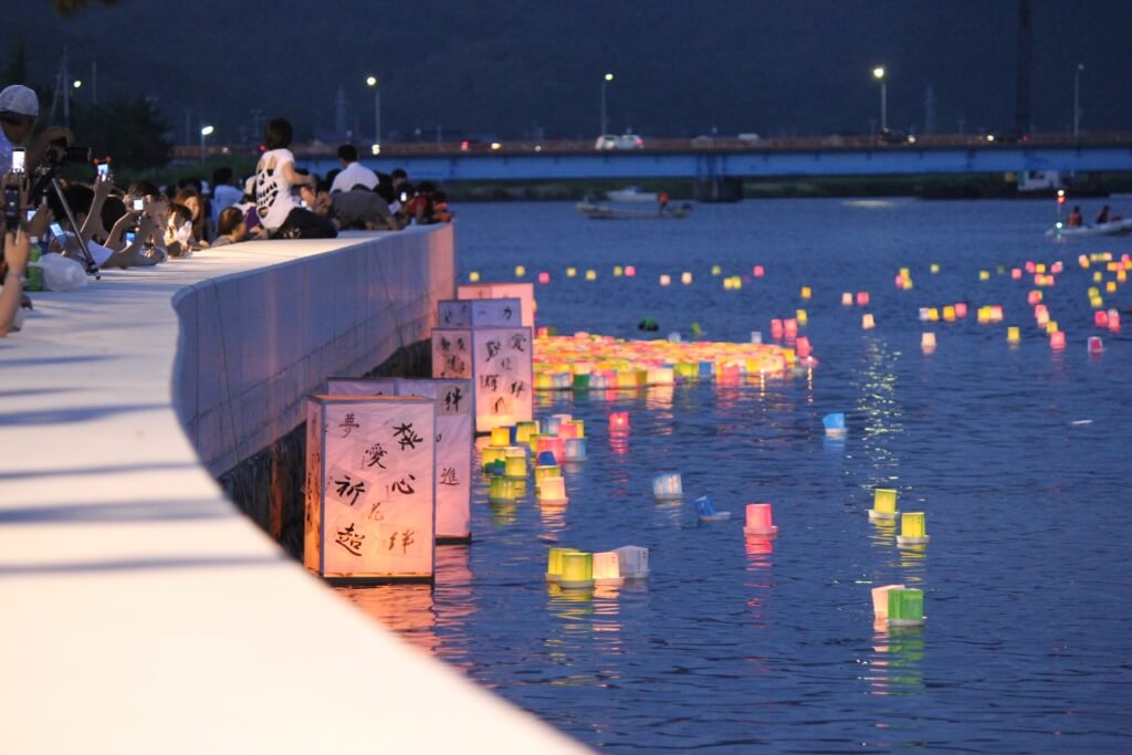 「石巻川開き祭り」での灯篭