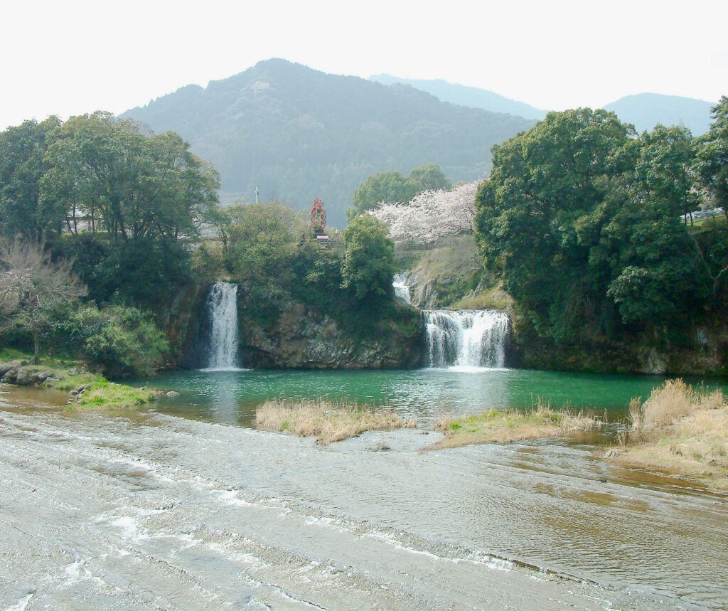 雷のように流れ落ちる幻想的な滝、轟の滝