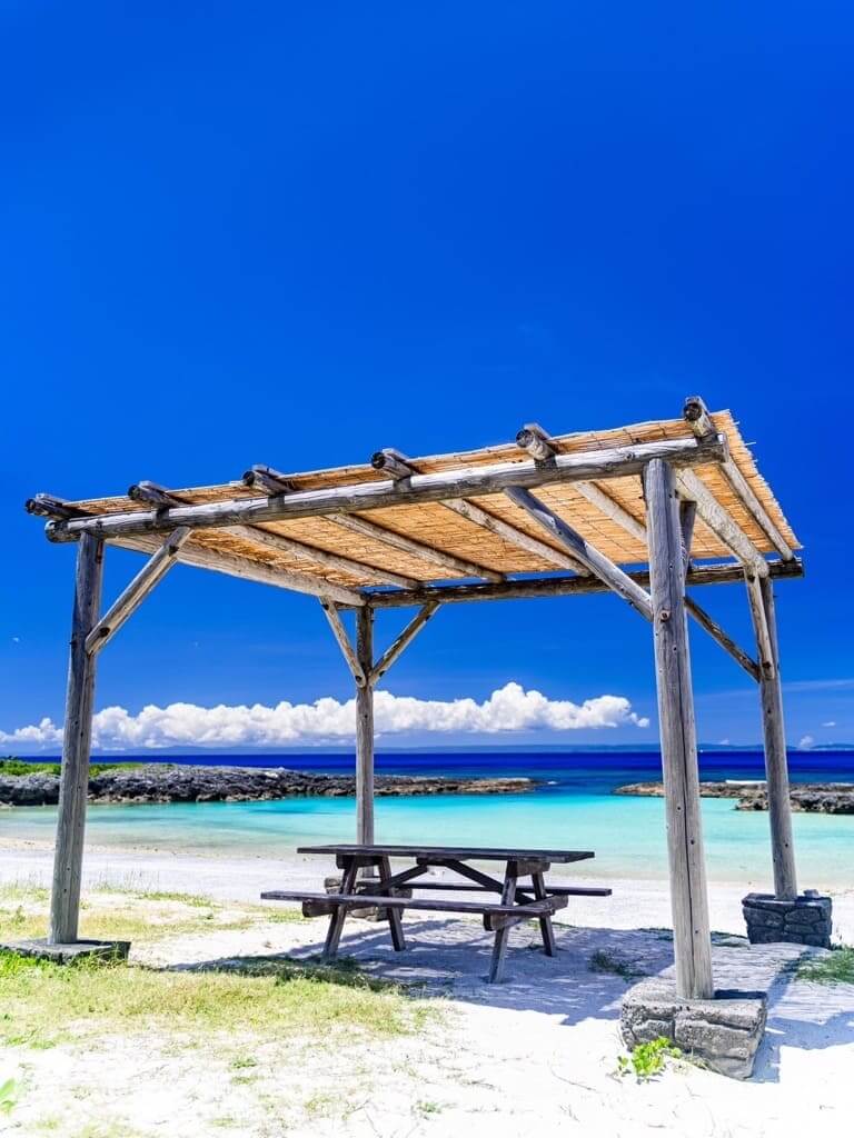 透き通る海と真っ白な砂浜