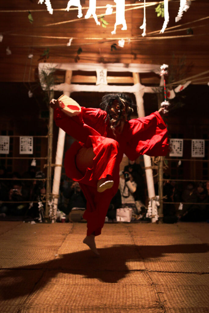 真剣を手に迫真の舞が舞われる「狭野神楽」