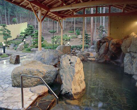 北近畿最大級の露天風呂「福知山温泉 養老の湯」は、日本庭園を眺めながら癒しのひと時を味わえる