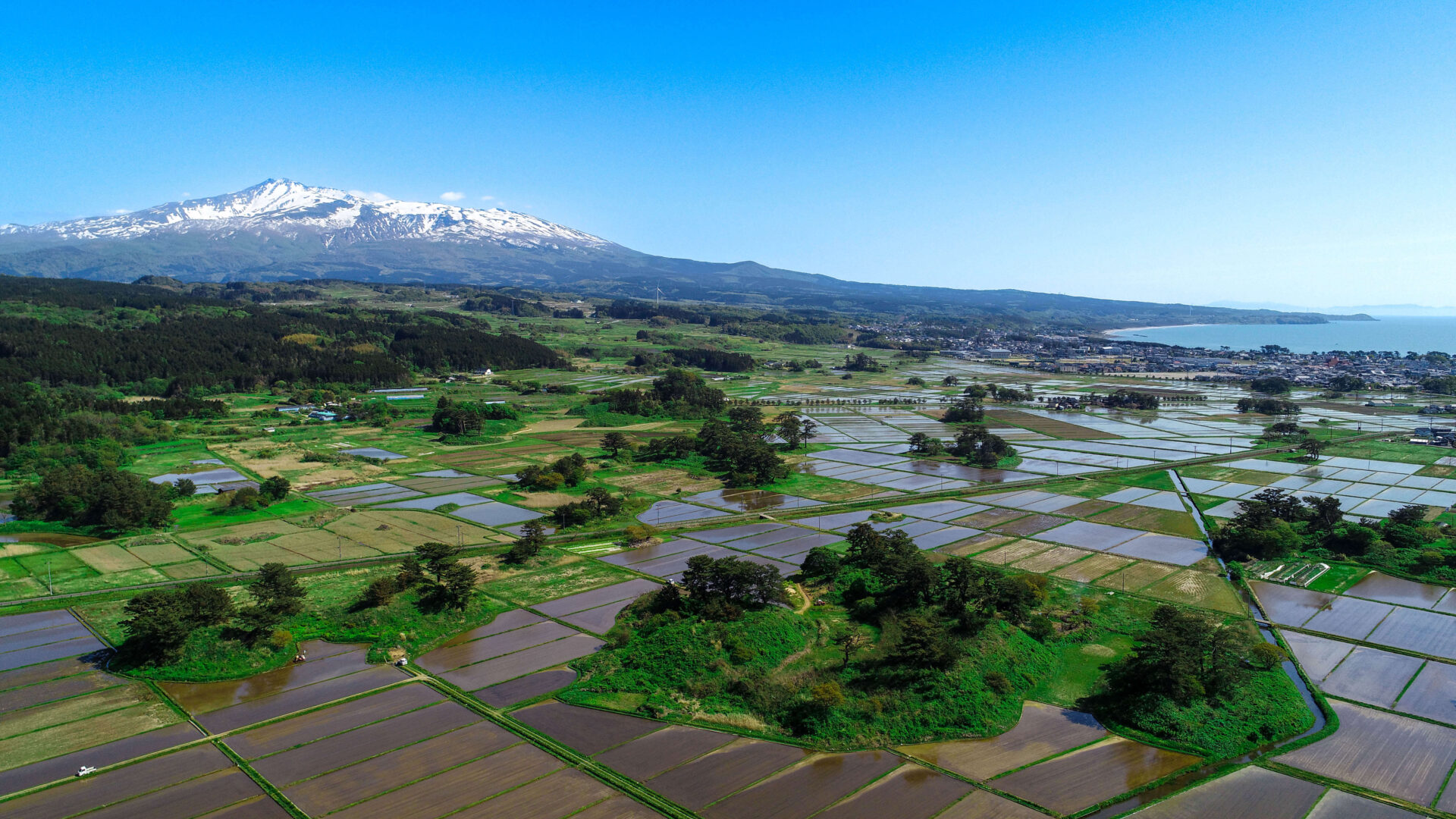田植え後の天然記念物「象潟」（九十九島）から臨む鳥海山