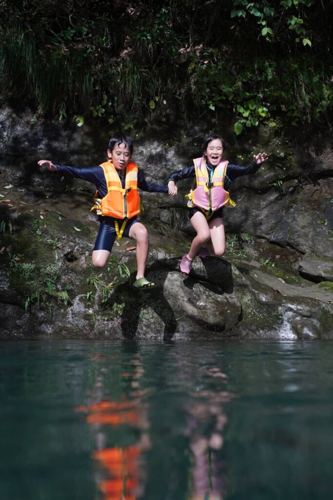 夏には清流愛染川で自然を満喫できる