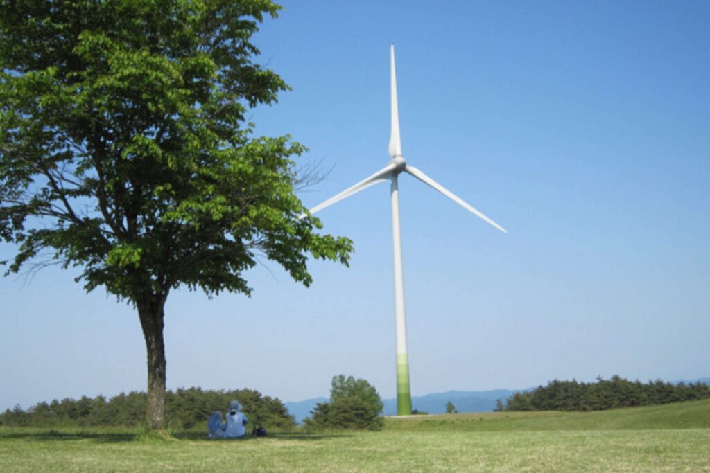 高森高原一帯には、風力発電施設が稼働していて、壮大な風車を間近に見学できる