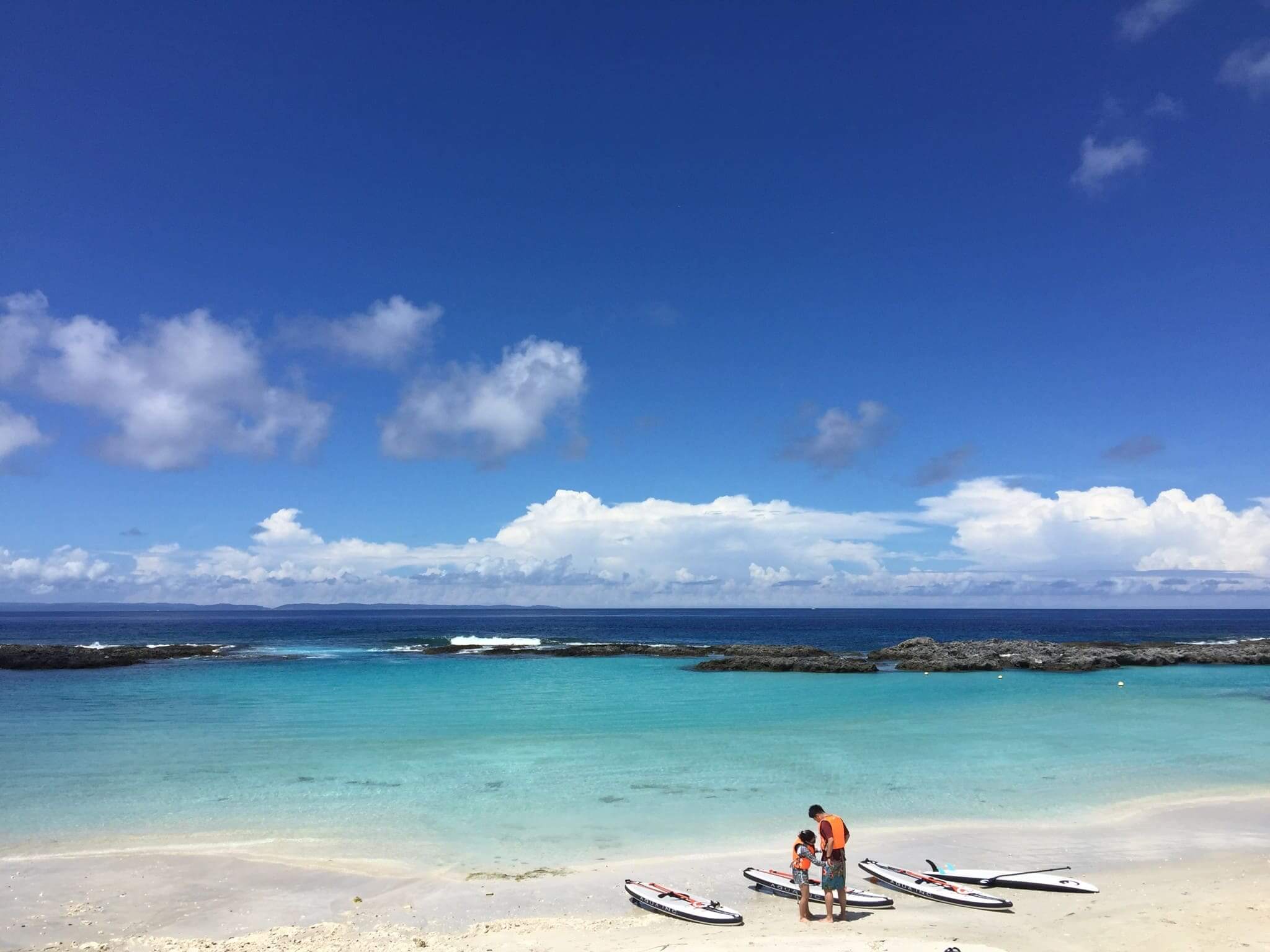 スギラビーチは天然の入江を利用した人気の海水浴場