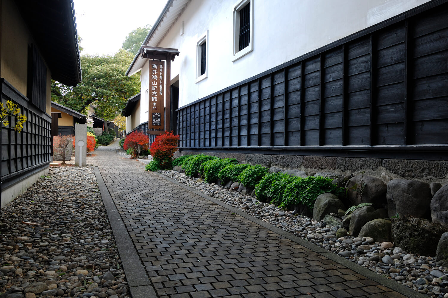 名産の栗の木を敷きつめた「栗の小径」は小布施町を象徴する空間のひとつ