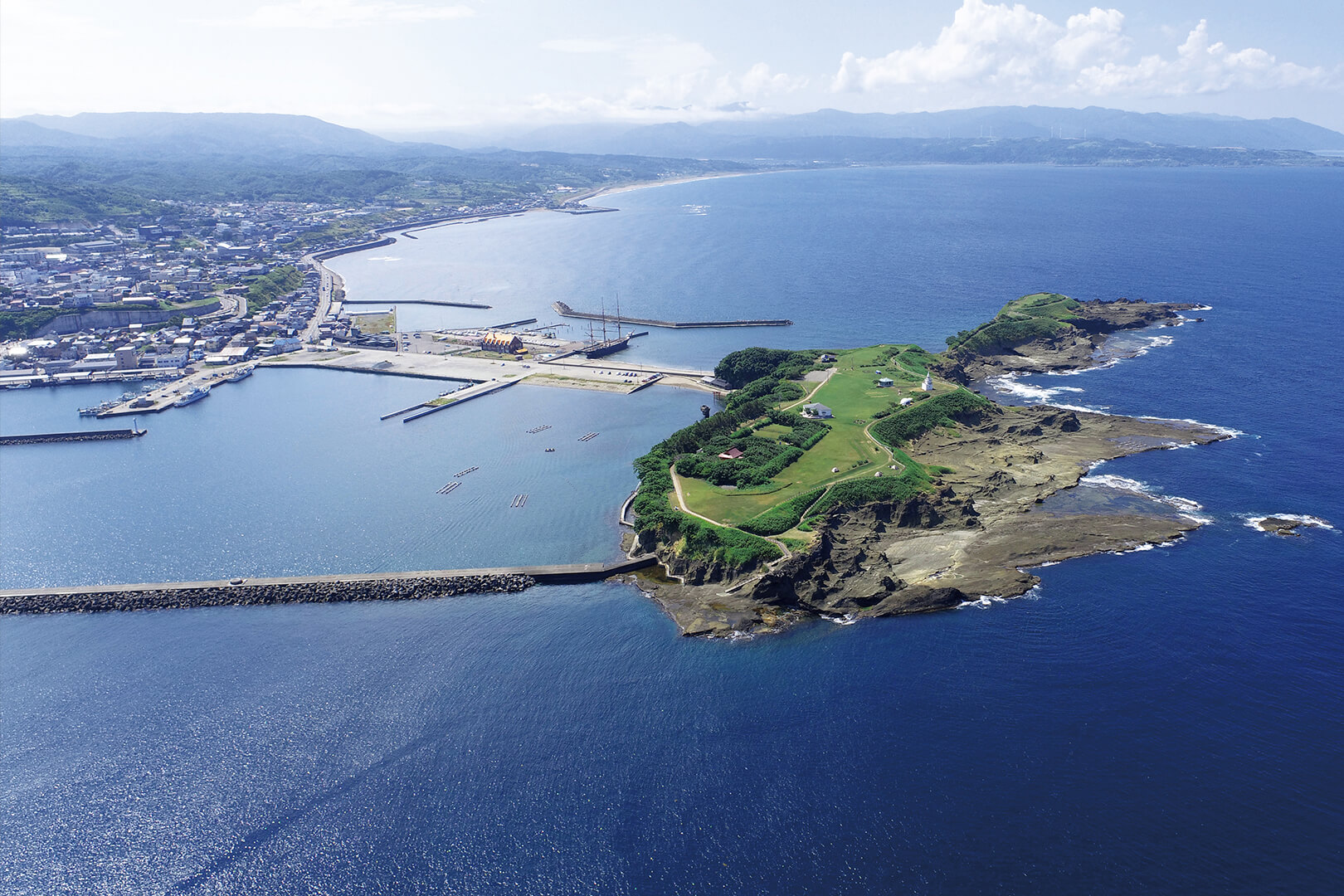 街と防波堤で結ばれた小島「かもめ島」
