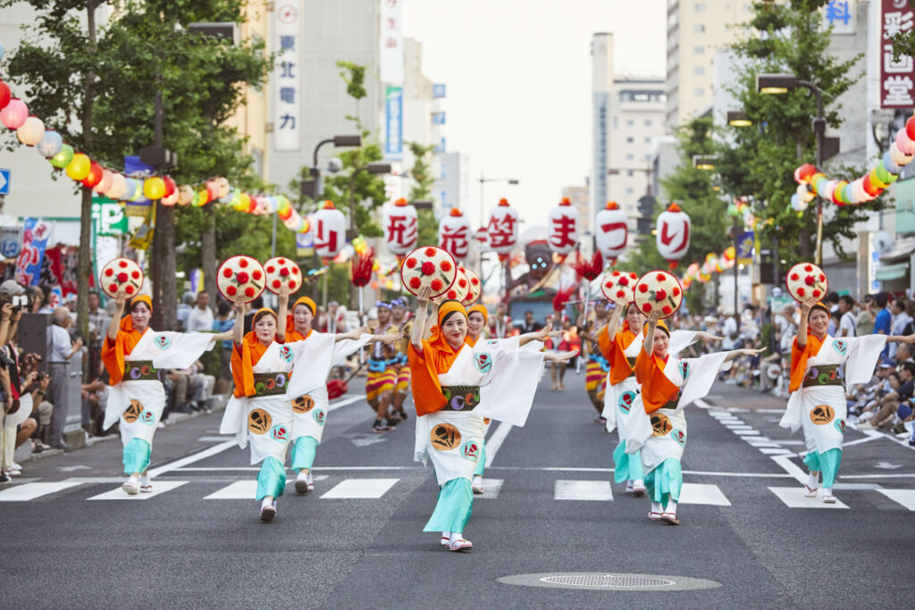 山形の花「紅花」をあしらった笠の群れが咲き誇る「山形花笠まつり」