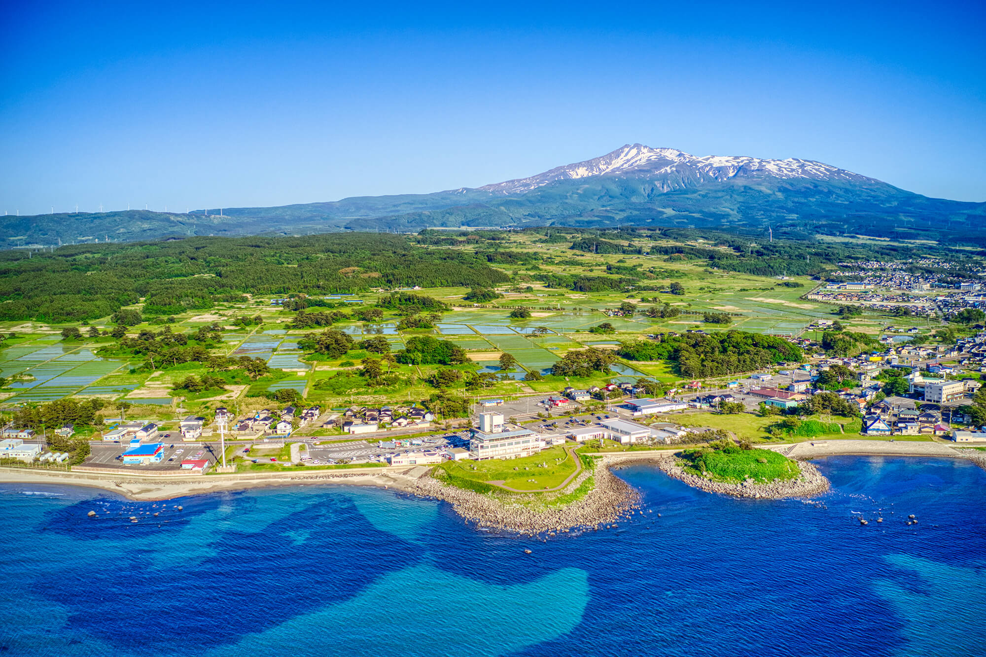 九十九島（道の駅象潟「ねむの丘」沖から鳥海山）