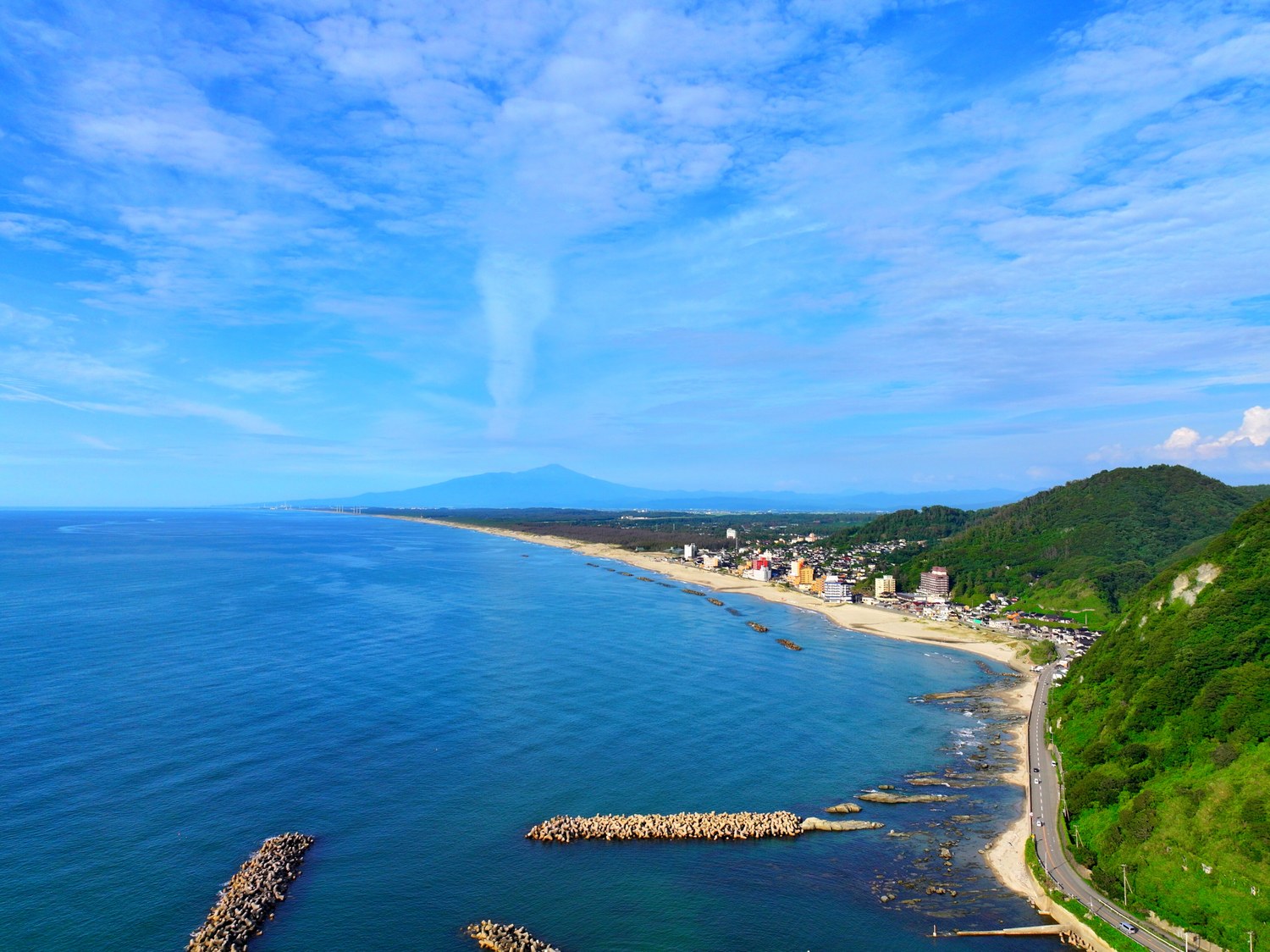 日本の夕陽百選に数えられる県内最大級のビーチ「湯野浜海岸」。日本海を黄金色に染める夕景は庄内屈指の絶景