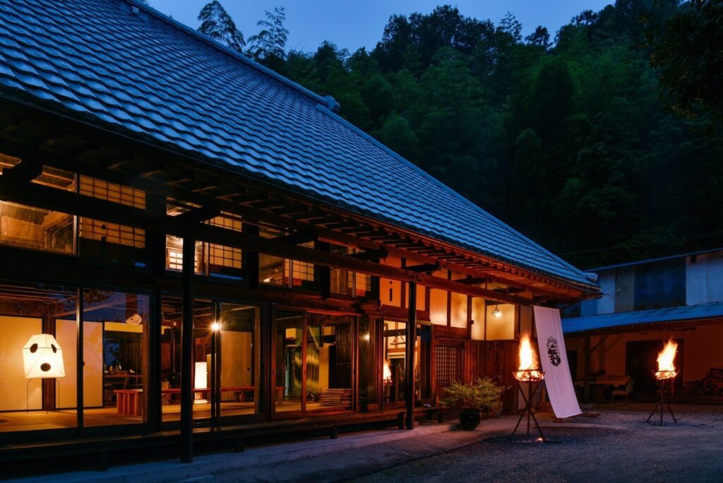 築170年の古民家宿で味わう非日常の自由 柚子のあぜみち雨乞のかえる