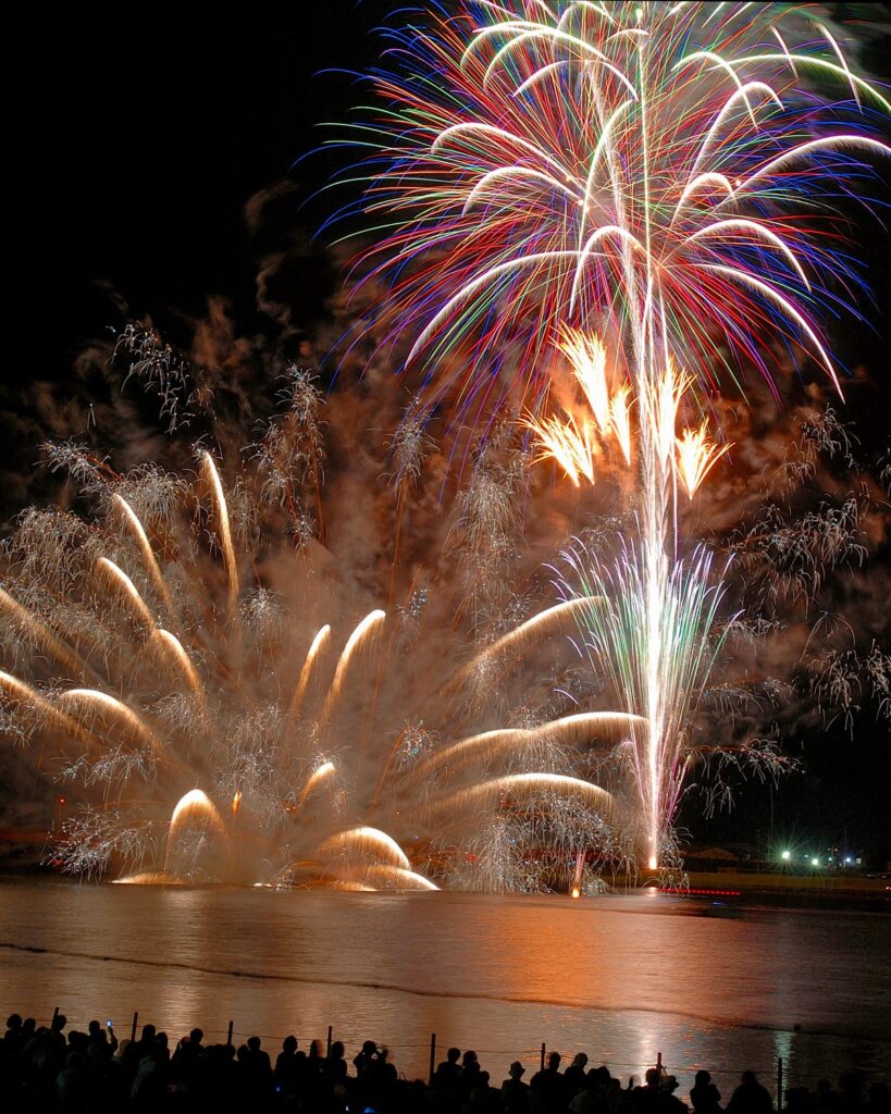 花火が夜空を彩る「石巻川開き祭り」