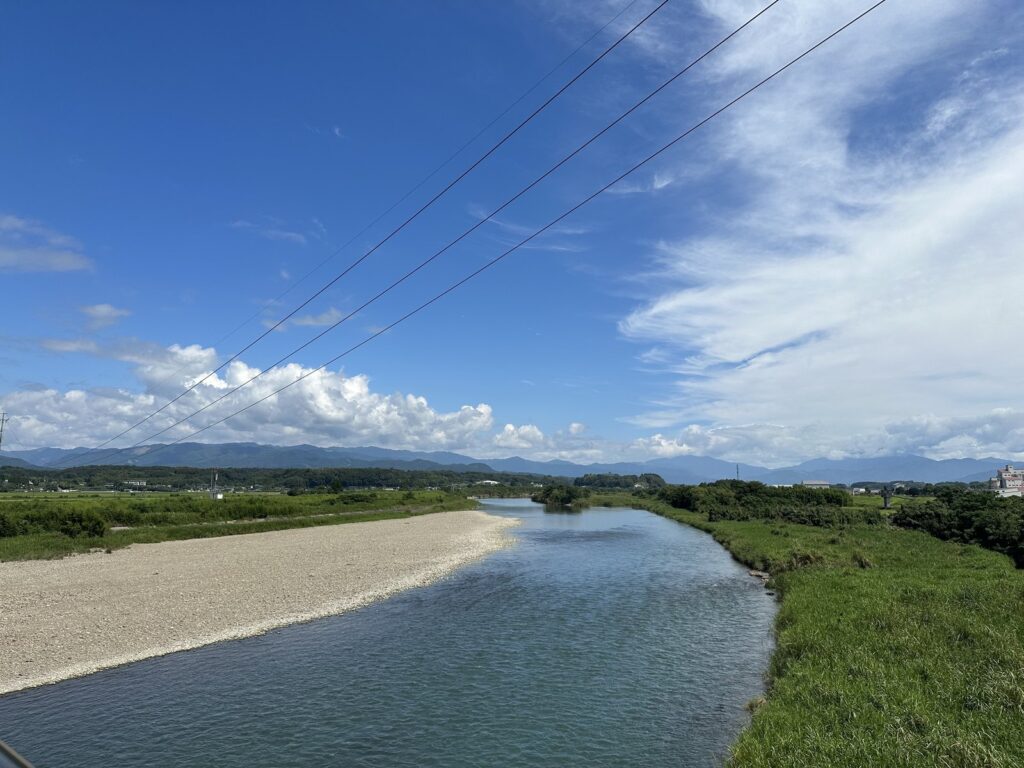 球磨川の清流と九州山地を望む、自然豊かな錦町の景観