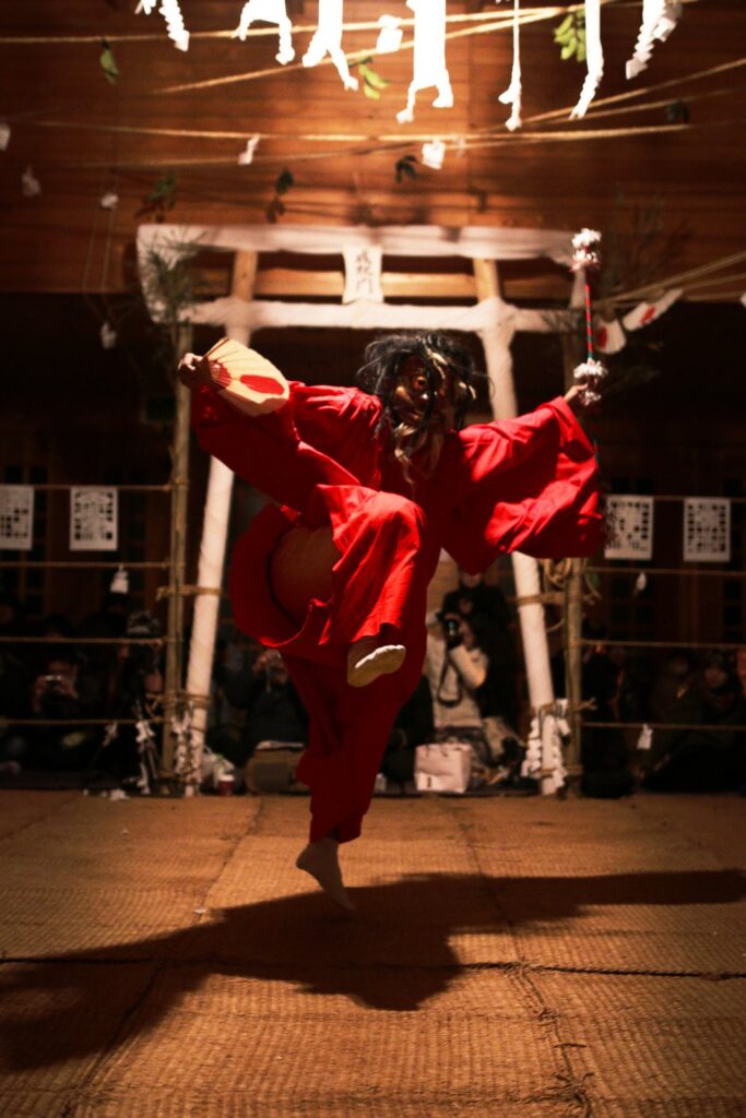真剣を手に迫真の舞が舞われる「狭野神楽」