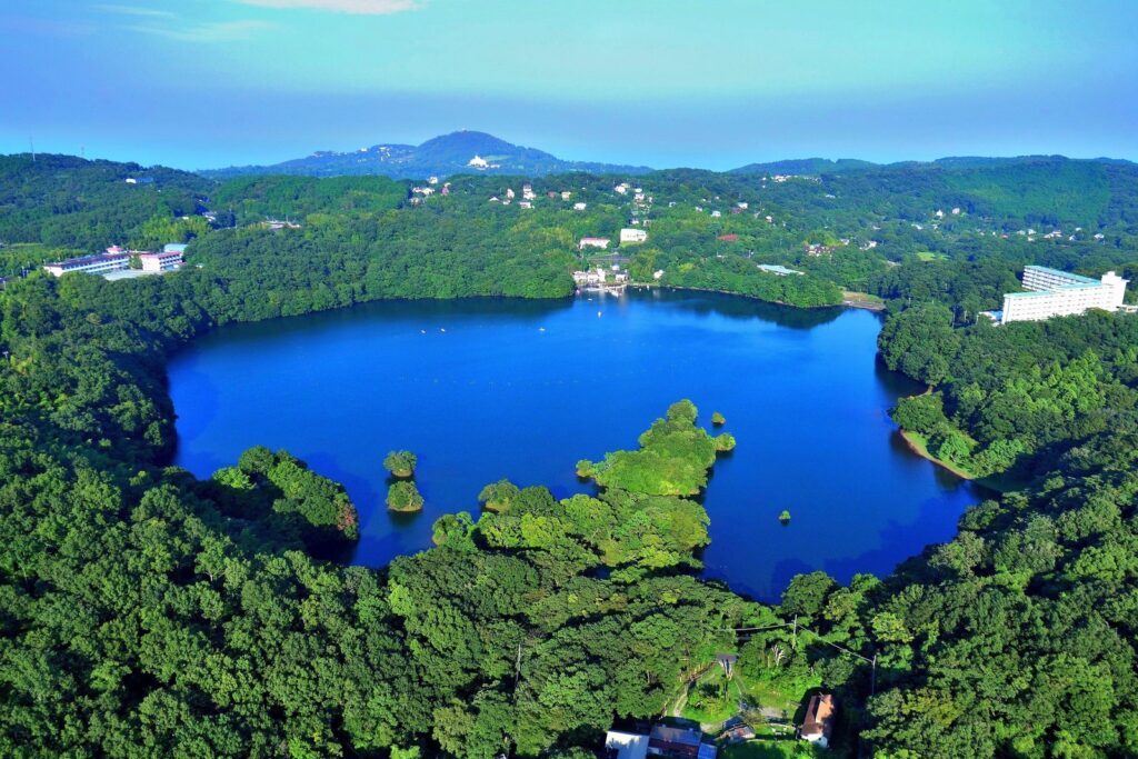 伊豆の瞳に映る絶景。緑と青が織りなす神秘の「一碧湖」