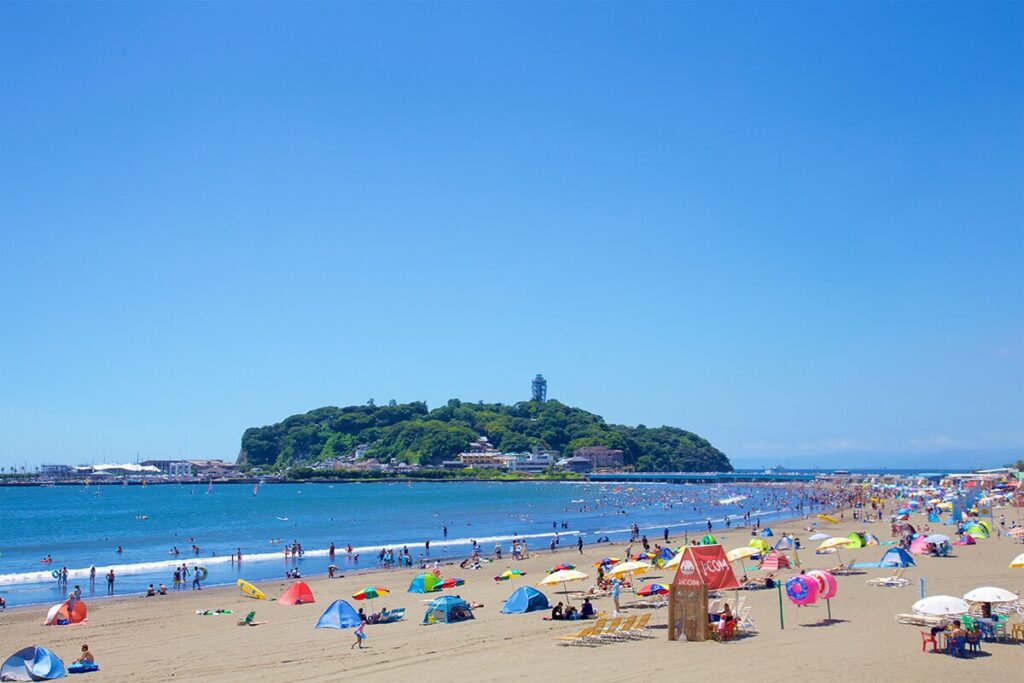 年間を通じてマリンスポーツを楽しむ人で賑う日本屈指のリゾート海岸「片瀬東浜海水浴場」