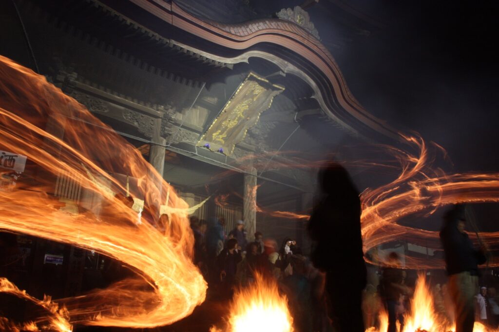 阿蘇神社楼門と火振り神事