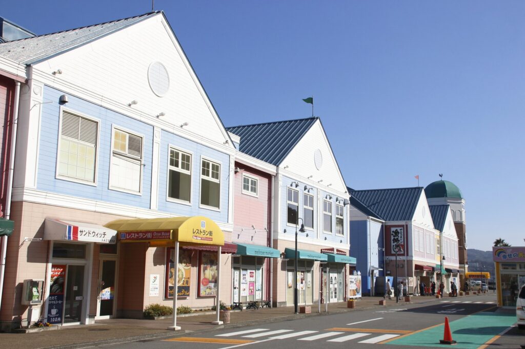食べて、浸かって、お買い物!青い海と空が広がるドライブ拠点「伊東マリンタウン」