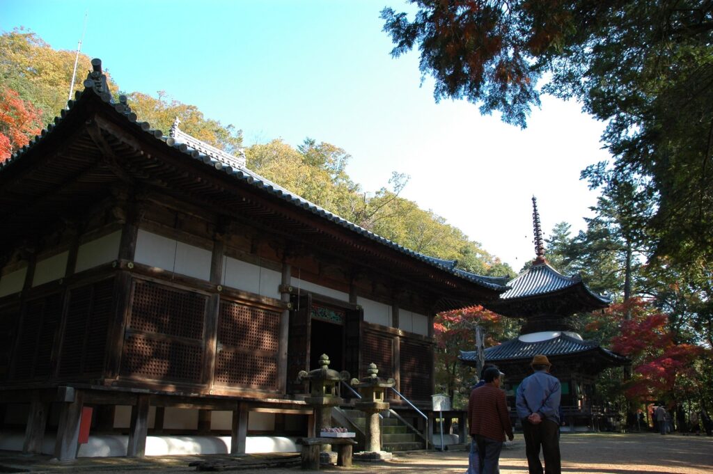 文化年間、法道仙人が毘沙門天のお告げによって創建されたとされる「伽耶院」