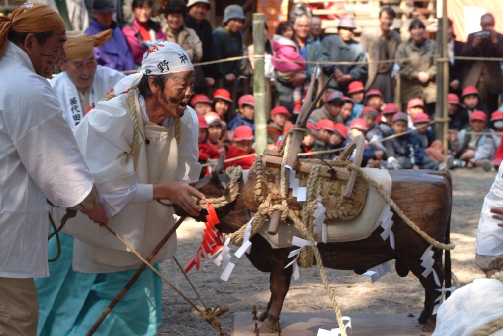 挟野神社で行われる豊作を祈願する春の農耕神事「ベブガハホ」