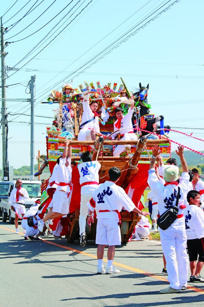 5年に１度町内を５基の山笠が練り歩く八剣神社遷宮神幸祭