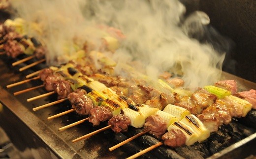 豚カシラ肉に辛味噌だれを付けて食べる「やきとり」