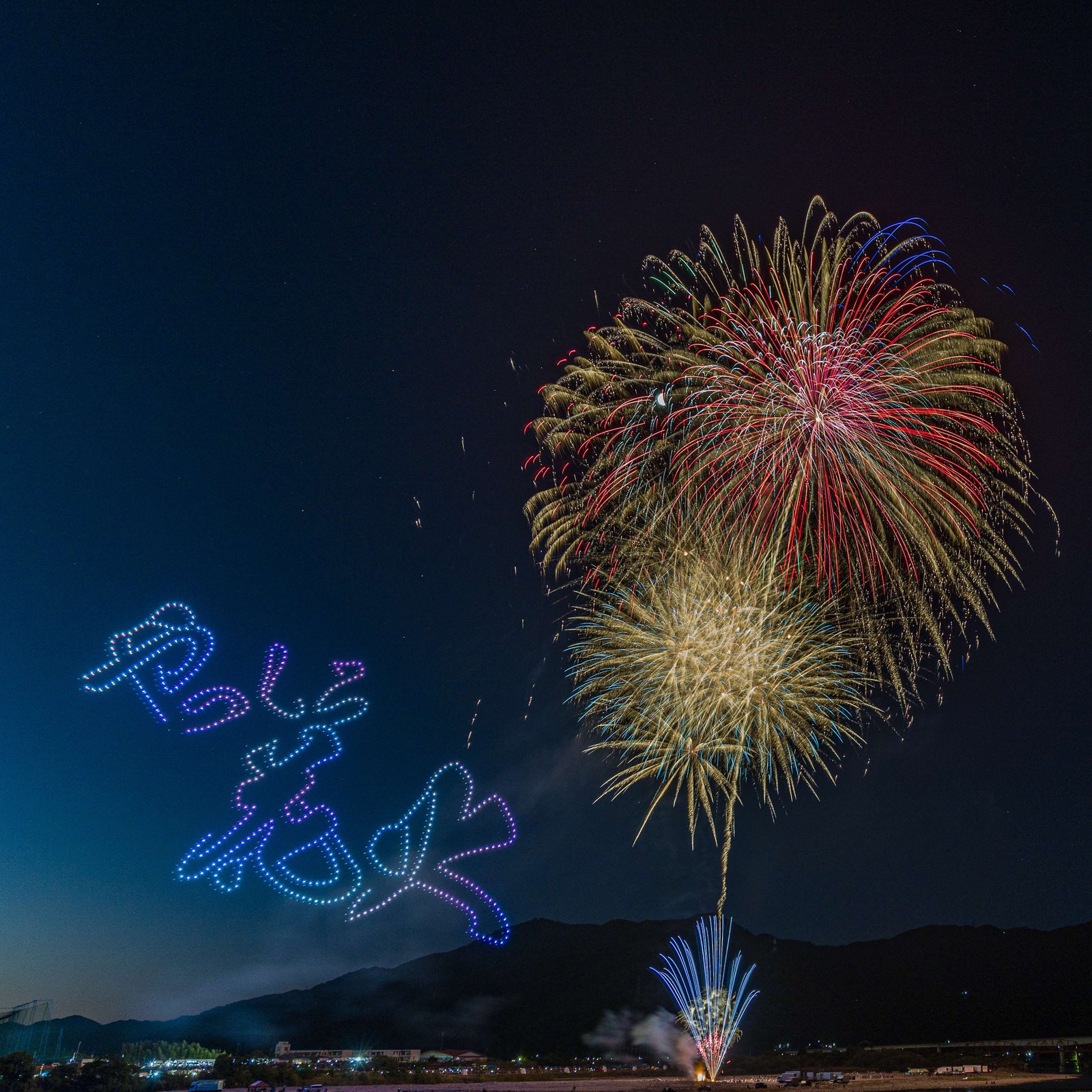 毎年10月に開催される「やつしろ全国花火競技大会」。全国屈指の花火師たちが、秋の夜空に光の芸術を描き出す