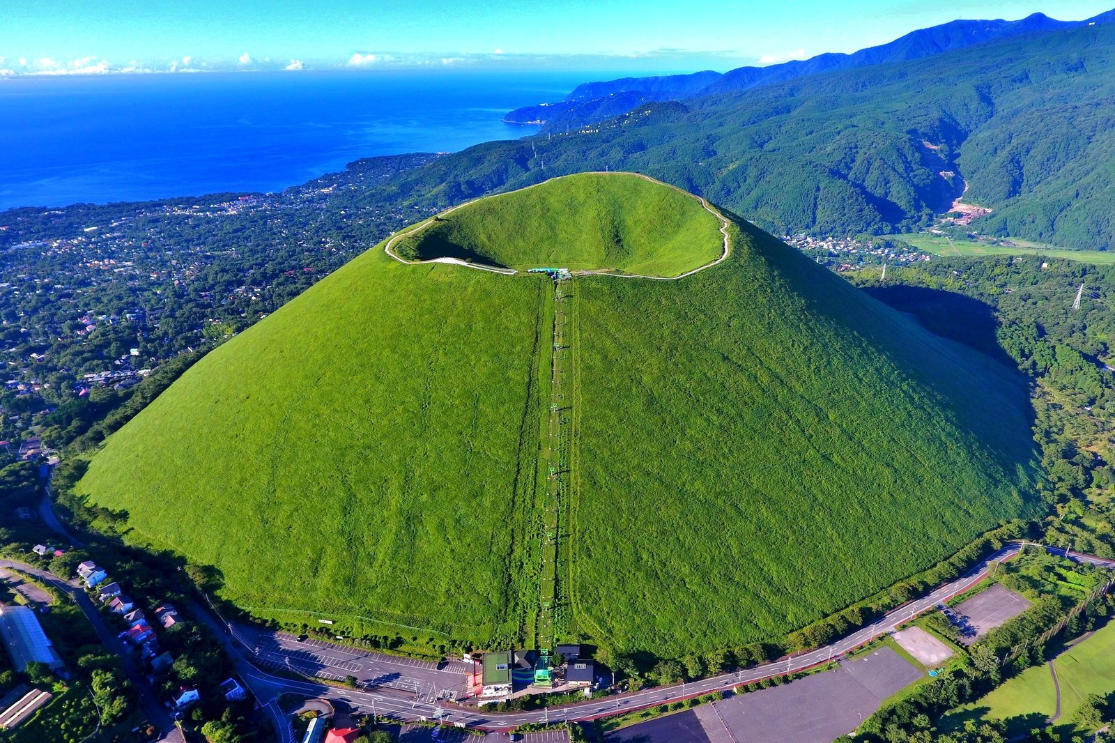 標高が580mあり、すり鉢状の美しい噴火口が独特なシルエットを誇る休火山「大室山」