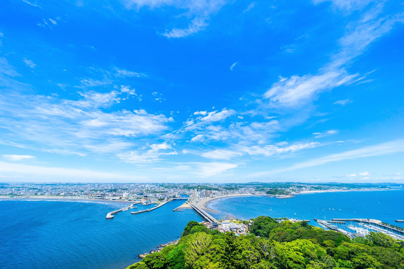 江の島から見た藤沢市。海とまちが一体となった湘南エリアを代表するまちの美しい景観