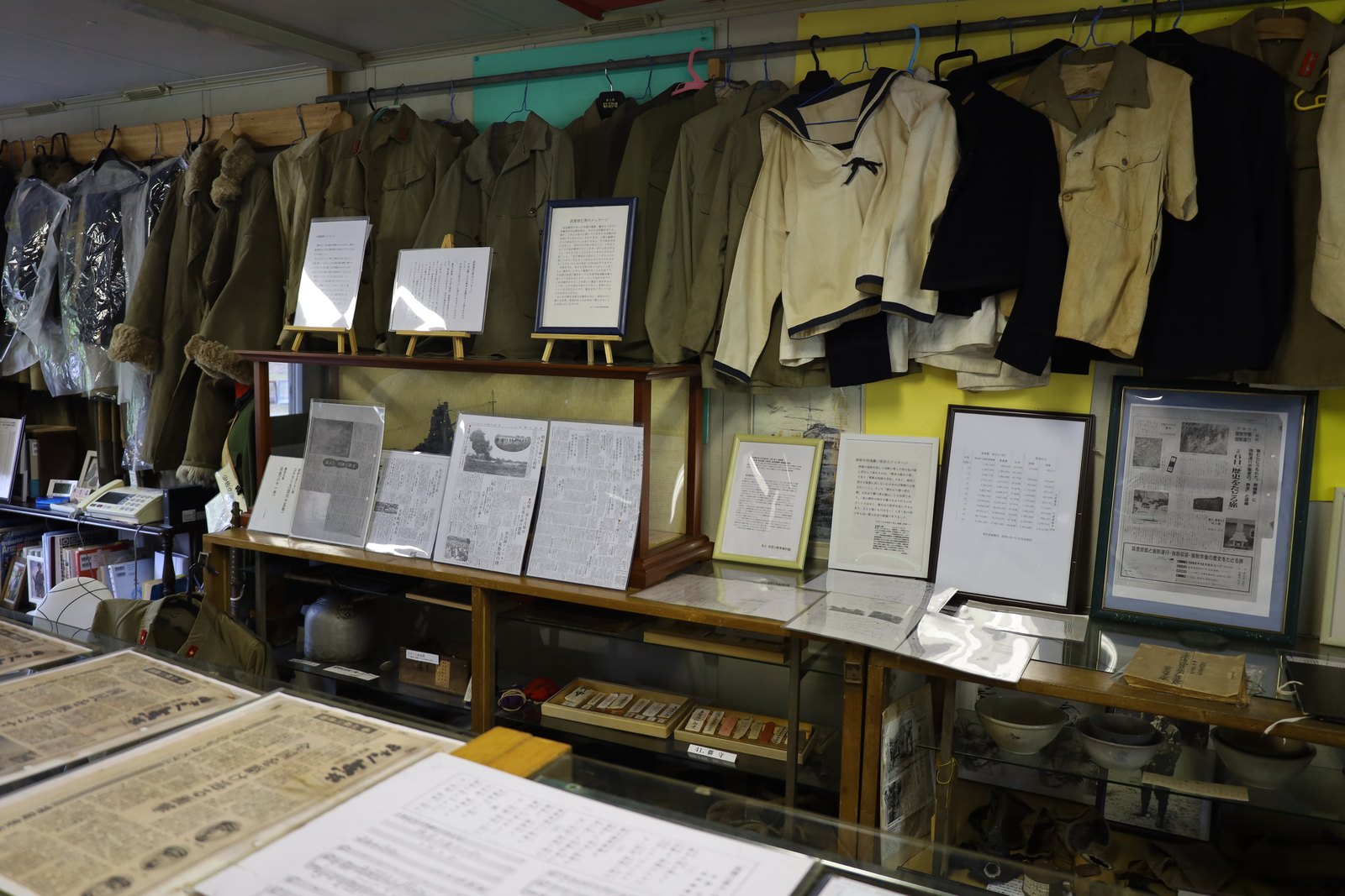 「兵士・庶民の戦争資料館」では全国から寄贈された千人針や鉄兜、軍票、配給切符など約2,000点を展示