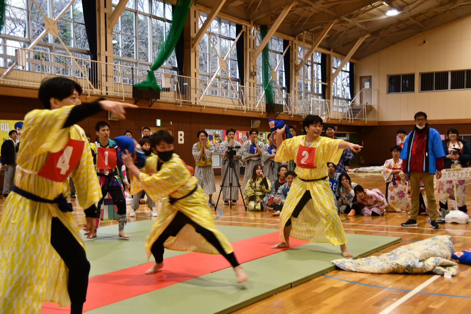 修学旅行の延長戦！？大人も子どももガチバトル「全日本まくら投げ大会 in 伊東温泉」