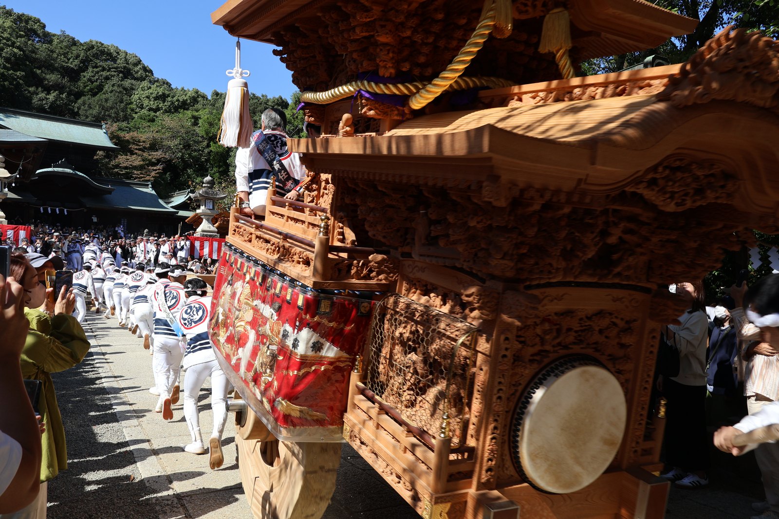 秋祭り 石階段を一気に駆け上がる「宮上がり」の様子