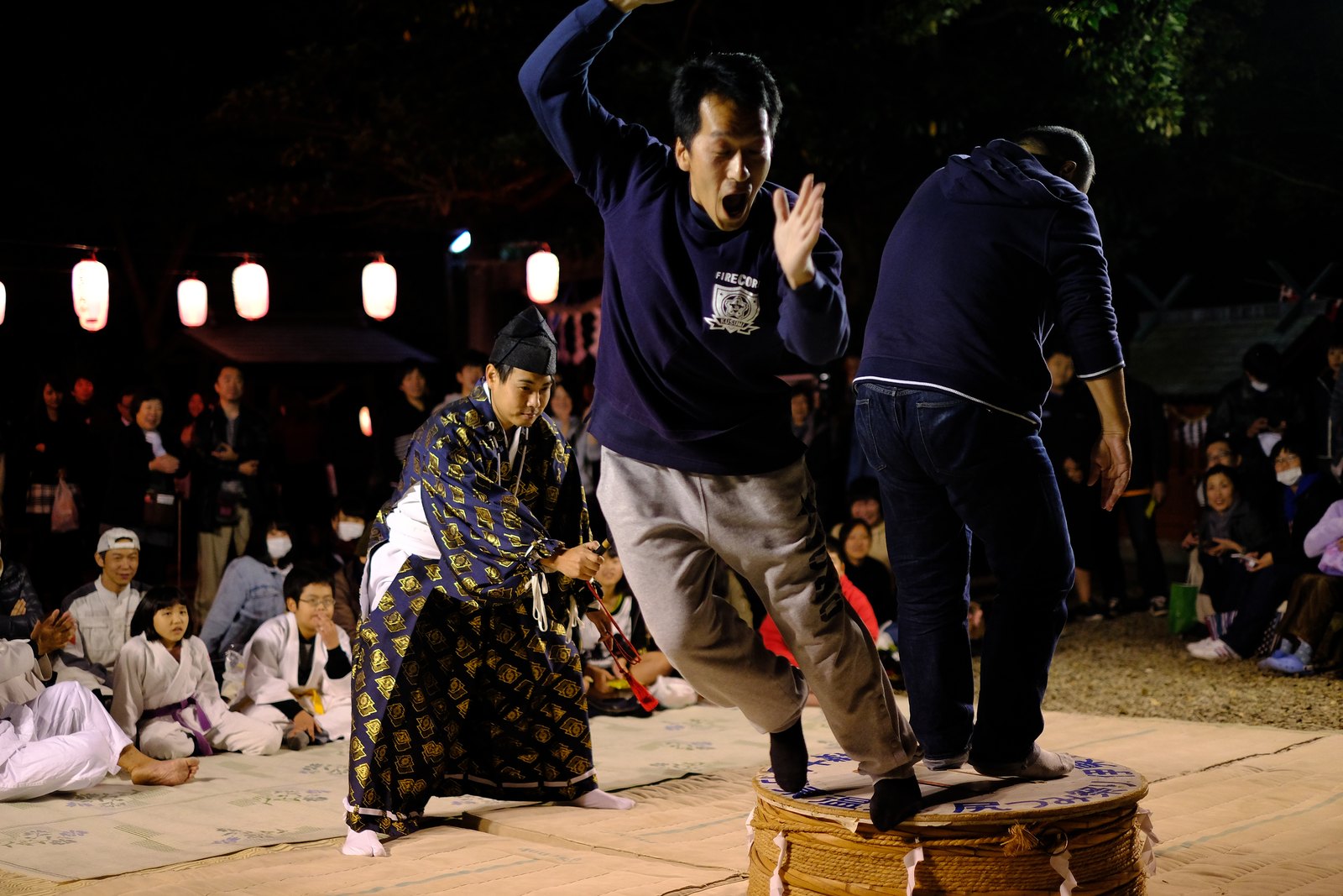 音無神社に響くお囃子と、伝統を繋ぐユーモラスな天下の奇祭「尻つみ祭の尻相撲」